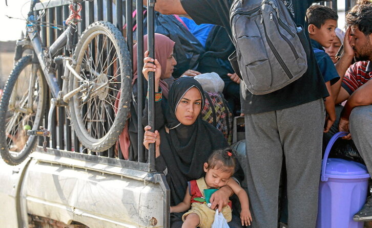 Palestinos desplazados en la zona de Al-Mawasi, donde Israel mató ayer al menos a 28 personas.