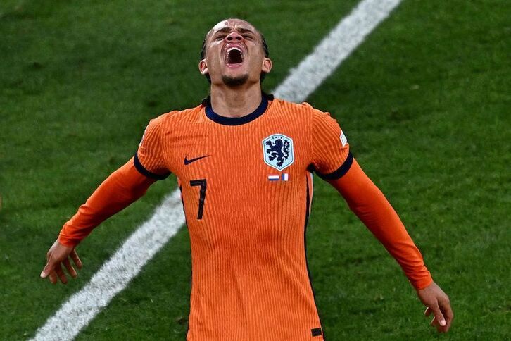 Xavi Simons grita de rabia por su gol anulado.