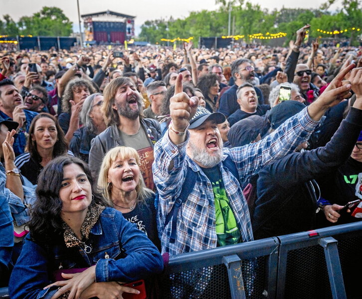 Rockzaleek gozatu ederra hartu zuten arratsaldeko lehen orduetatik. Ezkerrean, L7 laukotearen emanaldia -“Bricks Are Heavy” disko sonatua osorik jo zuten- eta eskuinean, Barry Adamson.