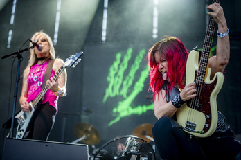 L7 taldeko Jennifer Finch mingaina kanpoan duela baxua joz Azkena Rockeko oholtzan.