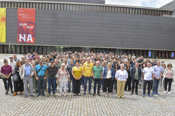 Ikastolen ordezkarien «familia argazkia» Baluarten, ekitaldi sozialaren aurretik.