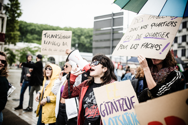 Eskuin muturraren aurkako hainbat afixa erakutsi dituzte Baionako manifestazioan.