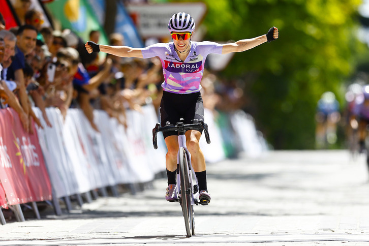 Usoa Ostolaza, en la meta de junto al Monasterio de San Lorenzo de El Escorial, celebrando la victoria.