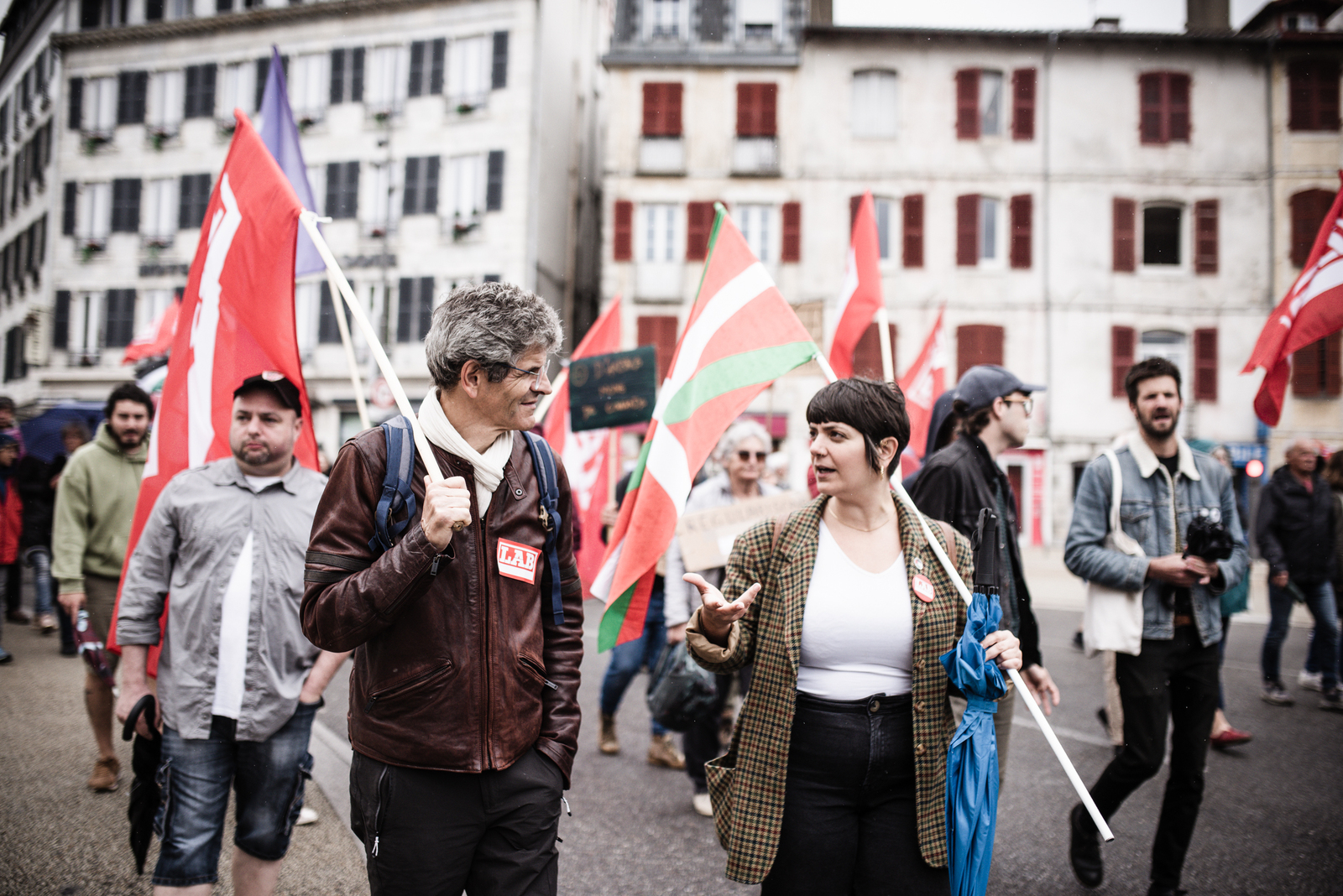 LAB sindikatuak bat egin du Baionan egin den manifestazio antifaxistarekin. (Nahia GARAT)