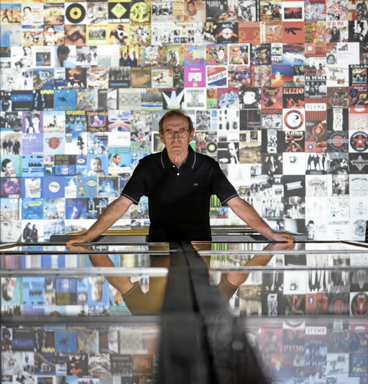 Marino Goñi posa en la exposición, durante la visita que realizó para GARA.