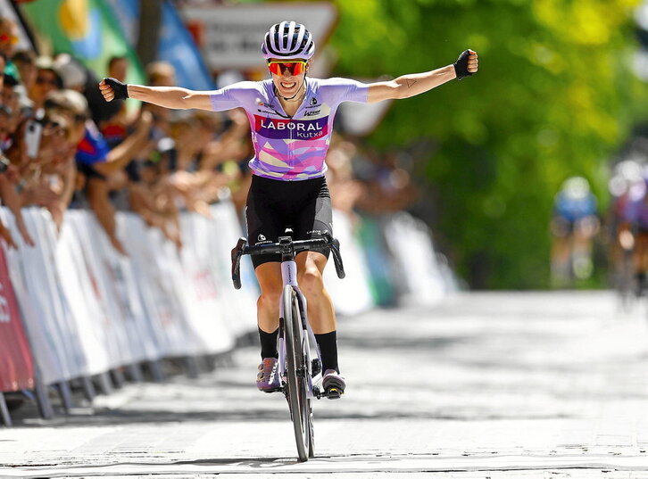 Usoa Ostolaza, El Escorialeko helmugan, garaipena ospatzen.