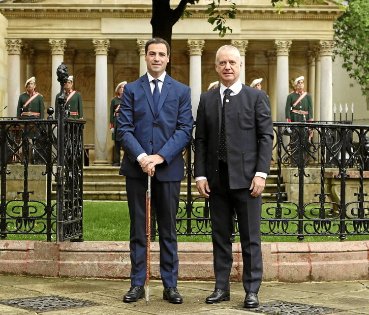 Urkullu, que acudió al acto con un kaiku, entregó la makila a Pradales.