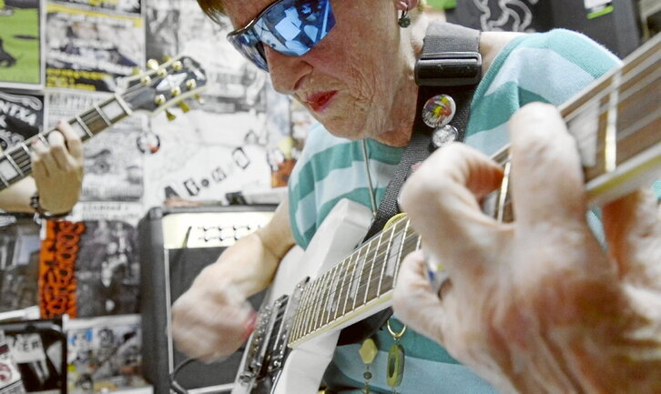 Jesusi Etxebarria, con la guitarra eléctrica.