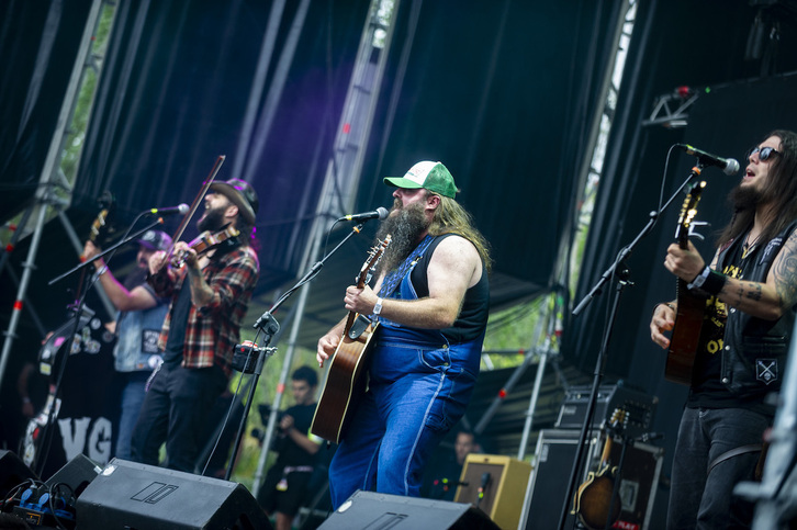 Etxean aritu dira gaurkoan Moonshine Wagon taldekoak, zaletu askoren babesarekin.