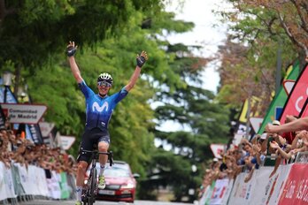 Álex Aranburu celebra la victoria en la meta de El Escorial.
