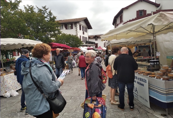 Fronte Herritar Berriko lagunak herritarrei aliantzaren xedeak azaltzen, Kanboko merkatuan.