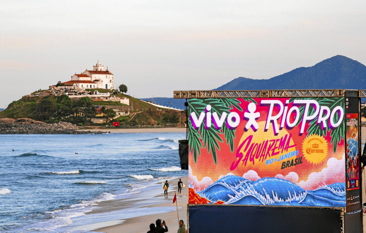 Saquaremako hondartza eta WSL txapelketako kartela.