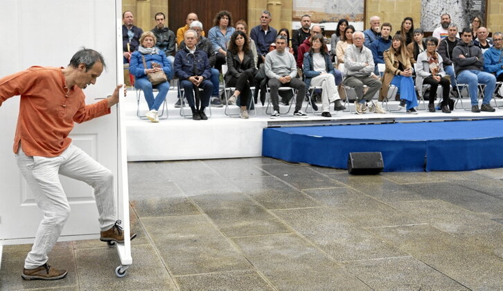 Jon Barbarinek dantza egin zuen urteurreneko ekitaldian.