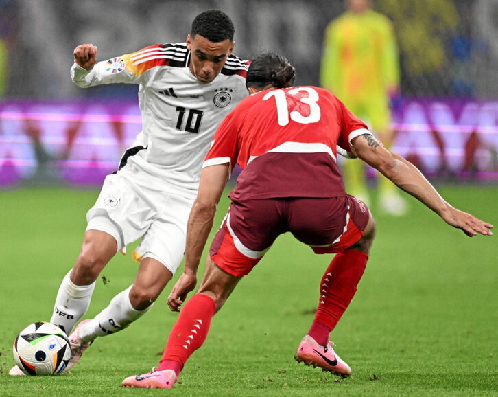 Musiala trata de marcharse de su marcador.