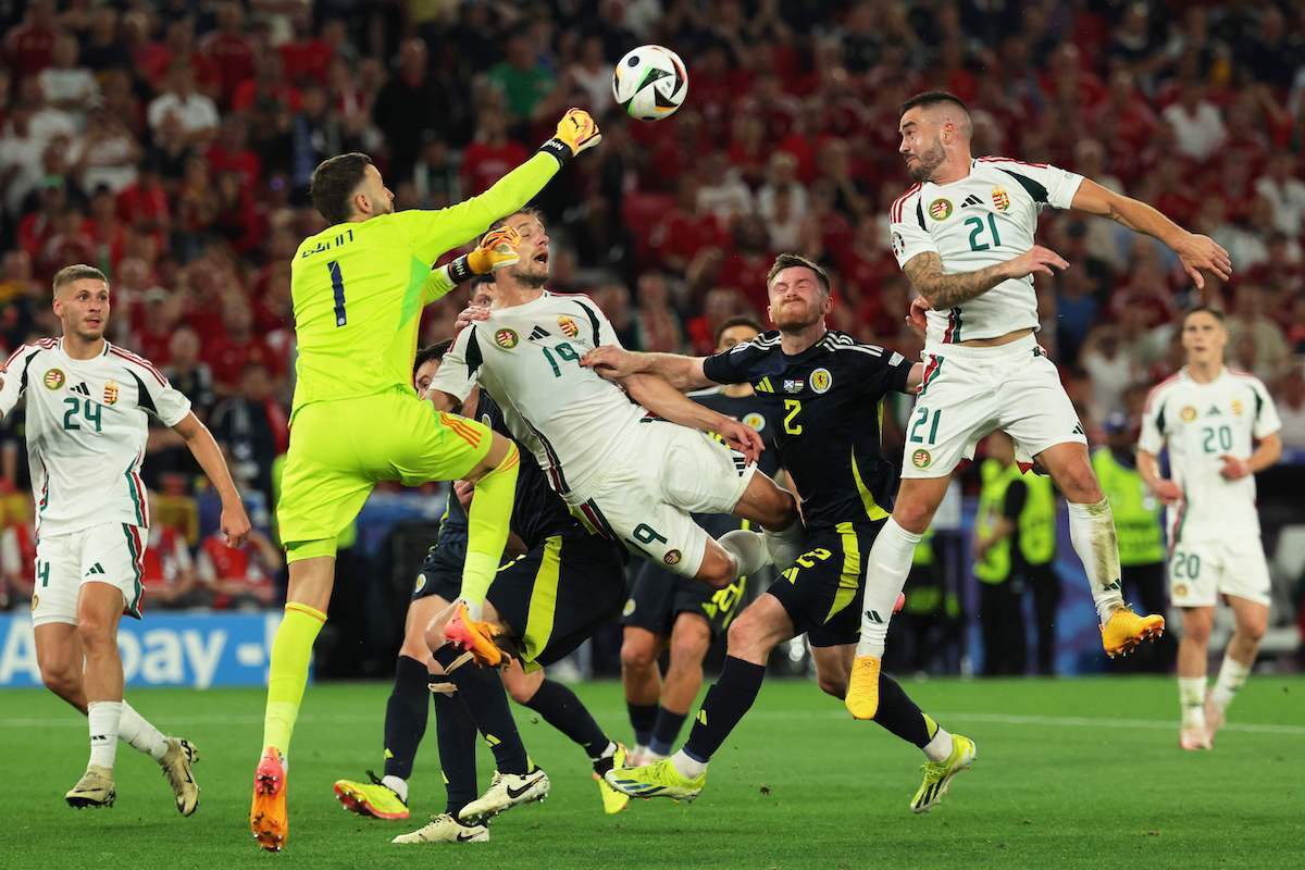 En este choque ha resultado conmocionado el delantero de Hungría Barnabas Varga (Lluis GENÉ / AFP PHOTO)