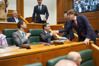 Joseba Díez, junto a Imanol Pradales y Eneko Andueza en el pleno del pasado jueves.