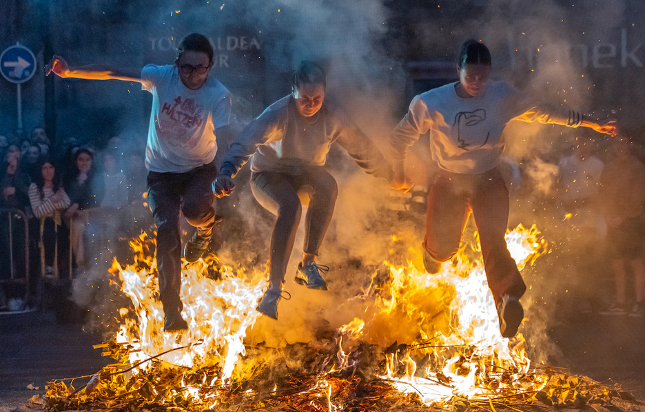 Suari salto egitera animatu ziren batzuk Tolosan.