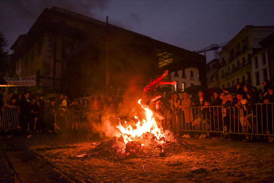Hernanin jendetza bildu zen suaren inguruan.