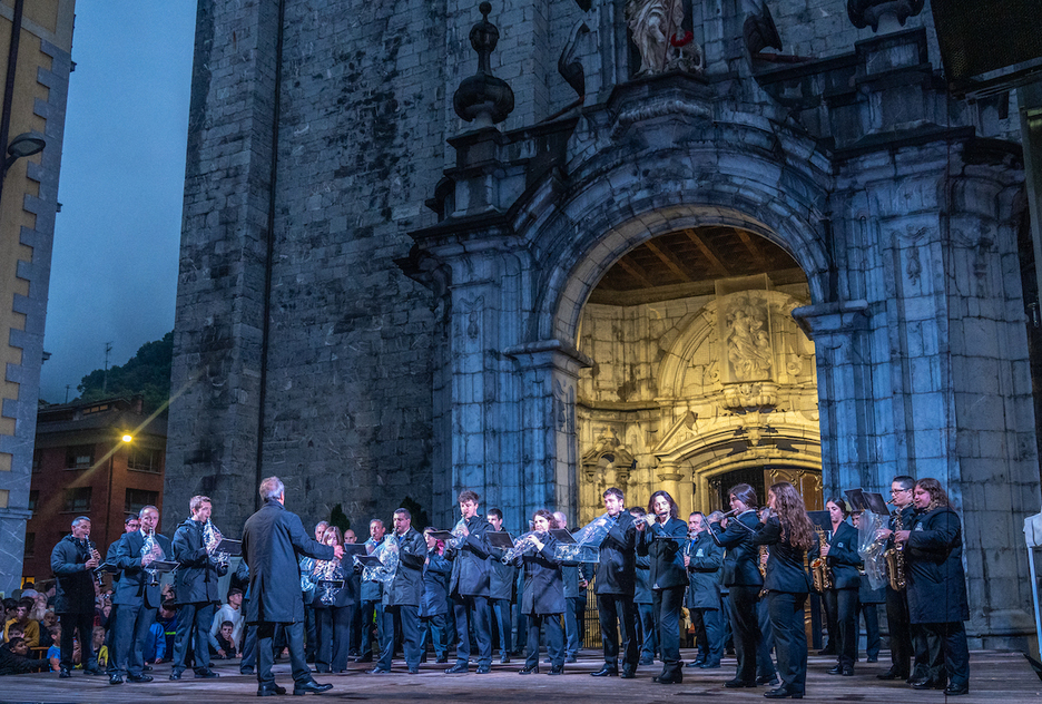 Tolosako Udal Musika Bandak San Joan bezpera girotu zuen.