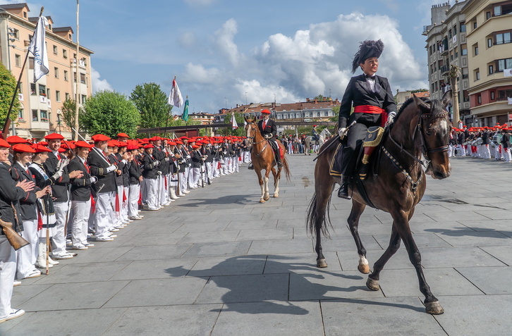 El alarde mixto de Irun, en su parada en la plaza San Juan, con el alcalde José Antonio Santano por vez primera en la balconada.