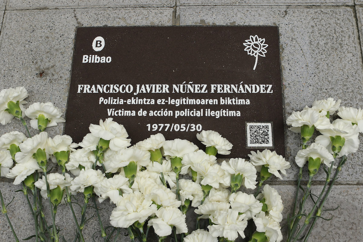Placa en recuerdo a Francisco Javier Núñez Fernández. (Oskar Matxin Edesa | FOKU)