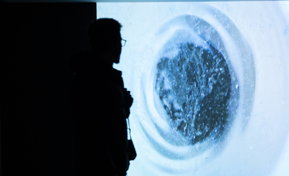 Kubo Kutxa de Donostia acoge la muestra ‘Entrelazar, arrugar y seguir el hilo’ de Eva Lootz, hasta el 25 de agosto.