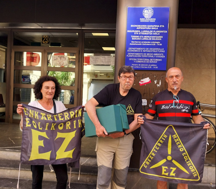 Miembros de la plataforma Enkarterrin Makroeolikorik Ez entrgando las alegaciones.