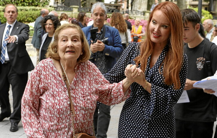 Carmina de la Parte e Inés Núñez, esposa e hija de Javier Núñez, ayer.