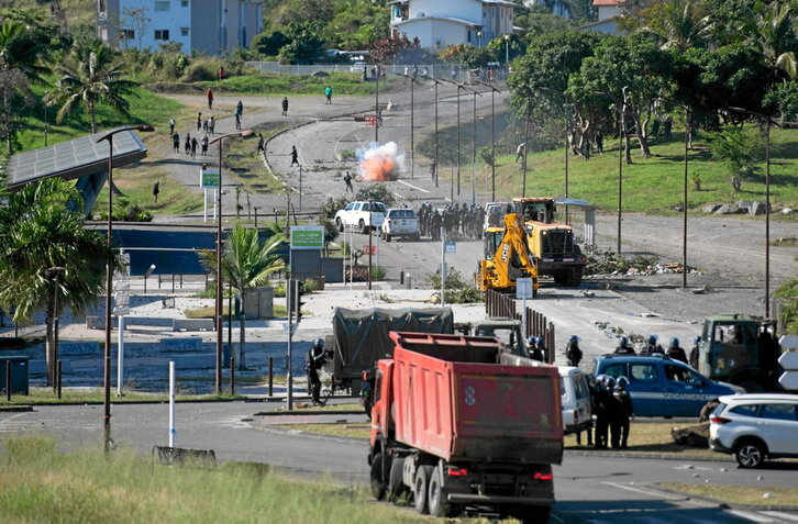 Las protestas y cortes de carretera se han intensificado tras la deportación al Estado francés de los líderes independentistas.