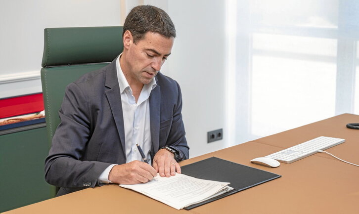 El lehendakari, Imanol Pradales, firmó ayer los decretos de nombramiento de los consejeros y consejeras de su Gobierno.