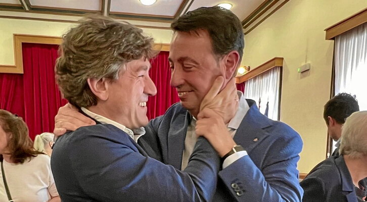 El secretario general del PSE, Eneko Andueza, saluda al vicelehendakari segundo, Mikel Torres.