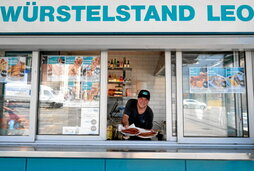 Patrick Tondle, Vienako saltoki zaharreneko saltzailea.