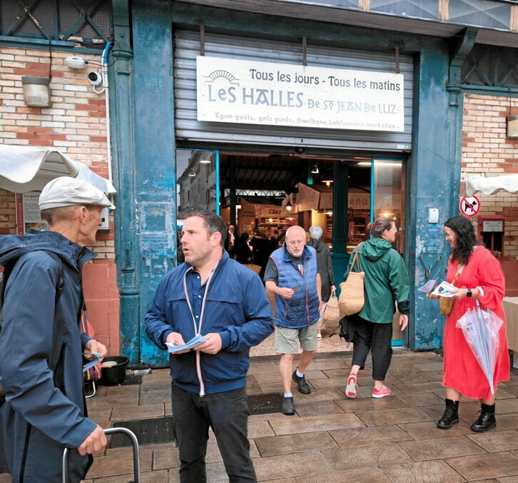 Peio Dufau eta Marie Heguy-Urain NFPko hautagaiak propaganda banatzen, Donibane Lohizunen.