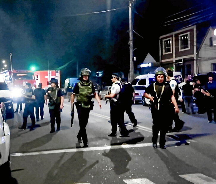 Errusiako FSBko indarrak, erasotzaileen aurkako operazioan.