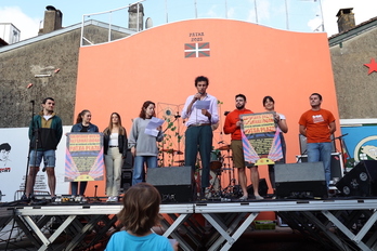 Besta Alternatibak aurkezteko agerraldia, Patxa Plazan prest dagoen oholtzan egin zuten.