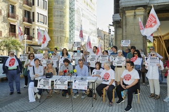 La comparecencia se ha celebrado junto al Ayuntamiento, con el edificio de Ijentea 2 como fondo. Fue desalojado para construir viviendas de lujo. 