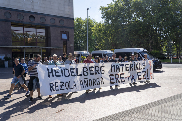 Concentración de la plantilla de Cementos Rezola para denunciar «el cierre por fascículos» de la planta.