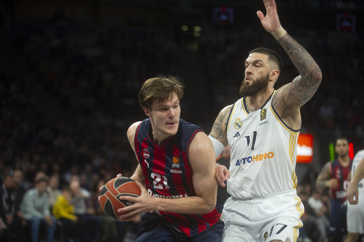 Maik Kotsar inenta superar la defensa de Poirier en un partido de la pasada temporada.