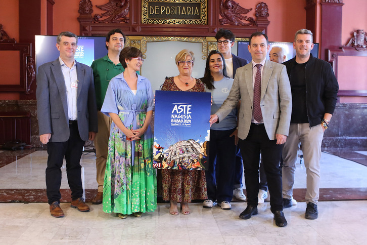 Kartel lehiaketako irabazlea, Mario Larrinaga Morales (atzeko aldean betaurrekoekin), epaimahaiko kideekin.