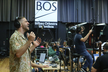 Iñigo Etxezarreta canta en primer plano «Zurekin Batera» acompañada de la BOS dirigida por Fernando Velázquez.