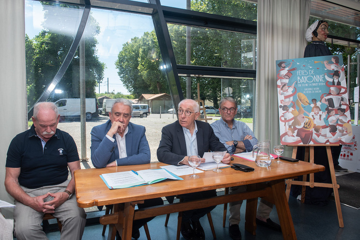 Sophie Courades ilustratzaileak eginiko afixa ondoan zutela egin dute bestetakoa aurkezpena udal ordezkariek.