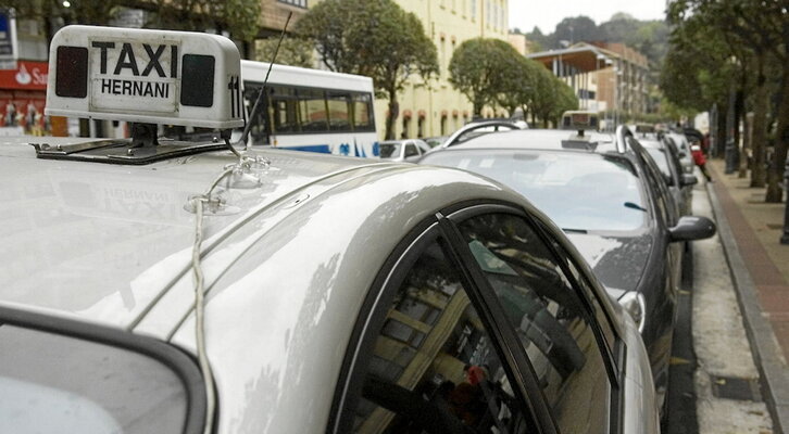 Parada de taxis en Hernani, uno de los municipios adscritos al acuerdo.