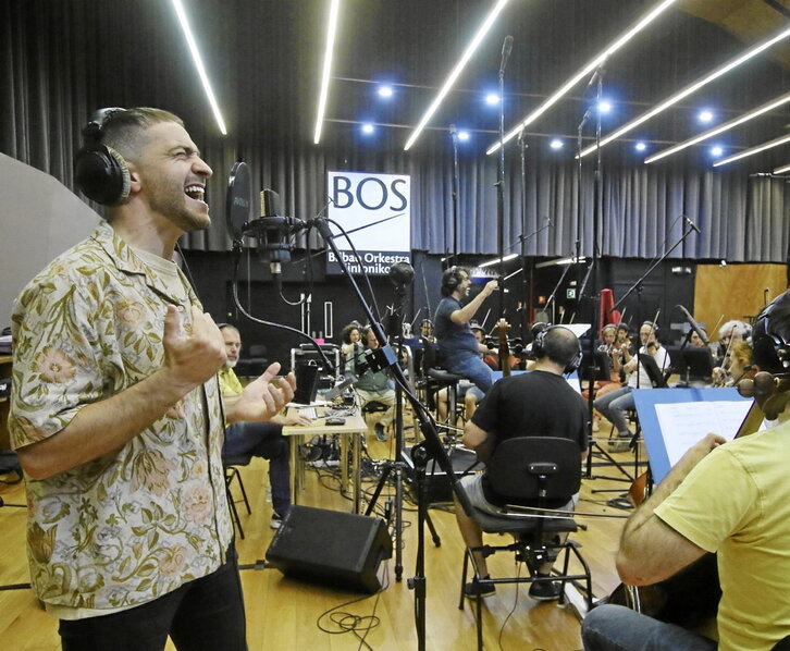 Iñigo Etxezarreta y Fernando Velázquez en acción, rodeados de los músicos.