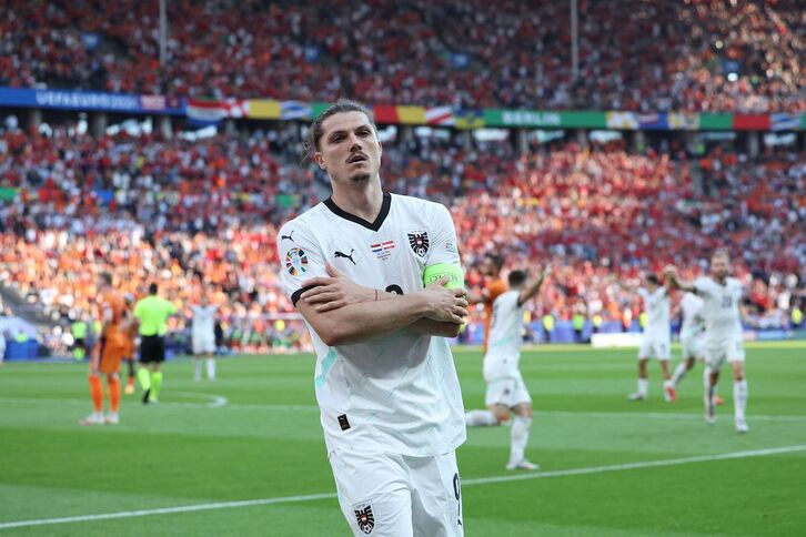 Curiosa manera de Sabitzer de celebrar un gol histórico para Austria.