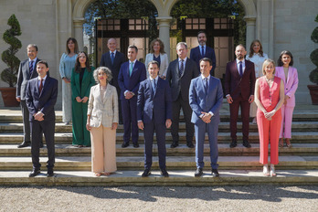 El Gobierno más amplio de la historia de la CAV posó para la foto de equipo frente a la fachada principal de Ajuria Enea.