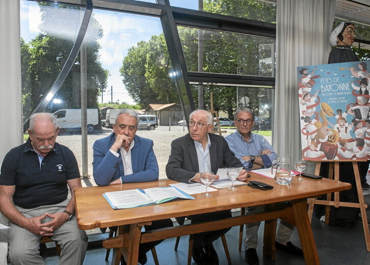 Orai Bat dantza taldeko egoitzan burutu zuten besten aurkezpena udal agintariek.