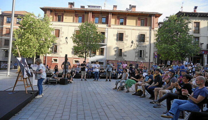 Una mujer retira una de las piezas que ocultan la imagen de Korta.