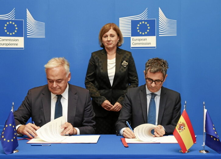 Bolaños (PSOE), González Pons (PP) y la comisaria Vera Jourová.