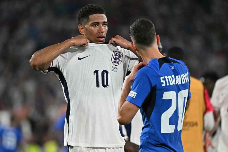 Bellingham se intercambia la camiseta con Stojanovic en otro partido sin brillo de Inglaterra.