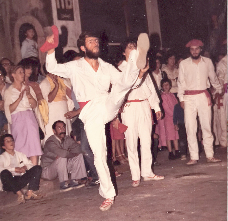 Mikel Arrastia, hil baino lau egun lehenago. Errenteriako plazan dantzan San Juan Gauean, ohikoa zuen moduan.